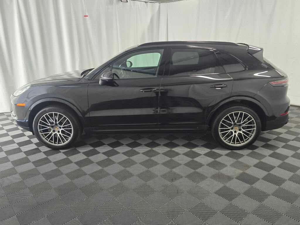 Certified 2023 Porsche Cayenne Platinum Edition AWD/4WD image 2