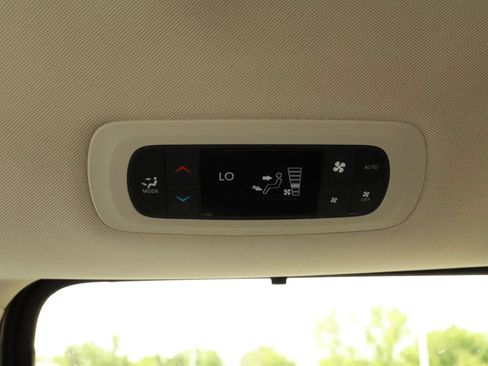 Used 2018 Chrysler Pacifica Touring-L FWD image 44