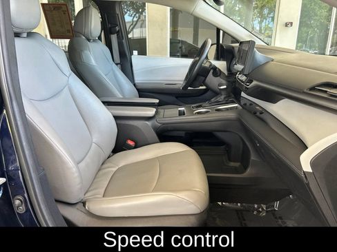 Used 2025 Toyota Sienna XLE FWD image 25