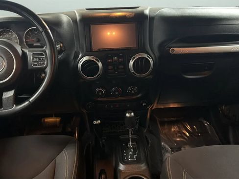 Used 2015 Jeep Wrangler Unlimited Rubicon w/ Connectivity Group AWD/4WD image 15