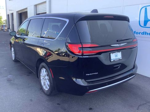 Used 2024 Chrysler Pacifica Touring-L FWD image 4