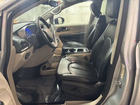 Used 2023 Chrysler Pacifica Touring-L image 2