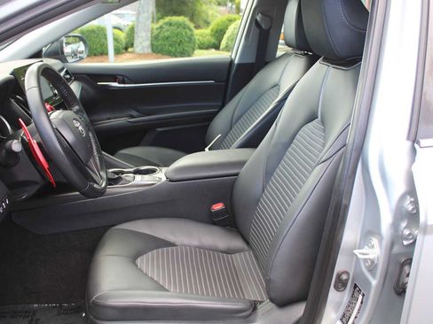 Used 2022 Toyota Camry SE w/ Cold Weather Package FWD image 9