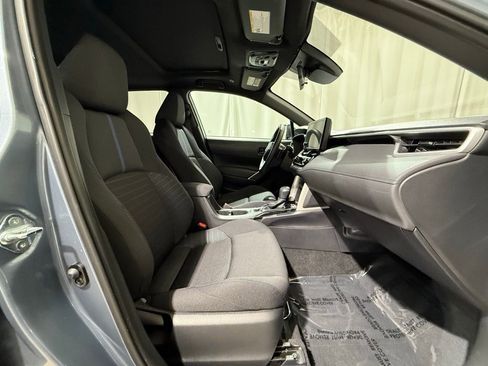 Used 2025 Toyota Corolla Cross AWD Hybrid w/ Moonroof Package image 23