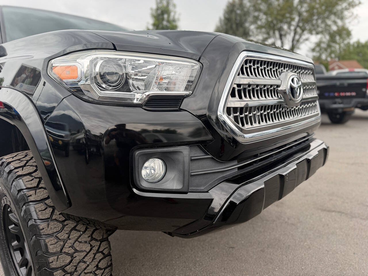 Used 2017 Toyota Tacoma TRD Sport w/ Premium & Technology Package AWD/4WD image 29