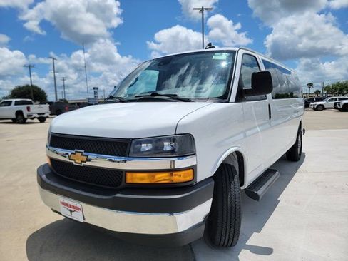 Used 2025 Chevrolet Express 3500 LT w/ LT Preferred Equipment Group RWD image 3