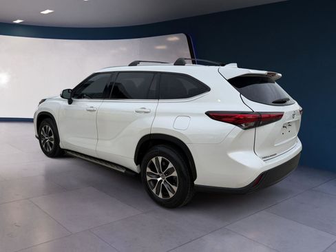 Used 2022 Toyota Highlander XLE image 3