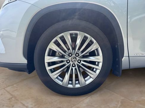 Used 2024 Toyota Highlander Platinum AWD/4WD image 14