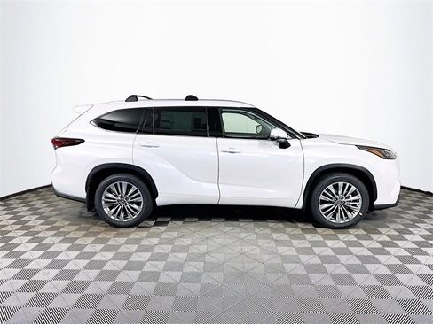 New 2025 Toyota Highlander Platinum image 17