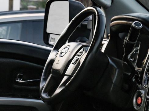 Used 2017 Nissan Titan SV image 8