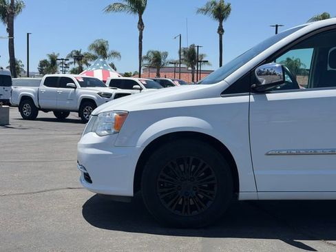 Used 2015 Chrysler Town & Country Limited FWD image 23