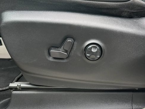 Used 2023 Chrysler Pacifica Touring-L FWD image 41