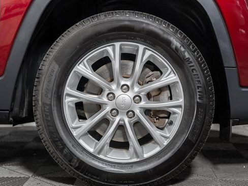 Used 2019 Jeep Cherokee Latitude w/ Popular Appearance Group image 17