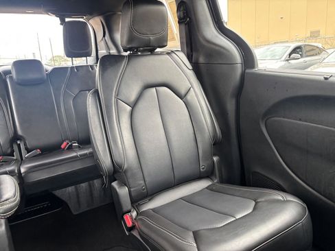 Used 2025 Chrysler Pacifica Select image 34
