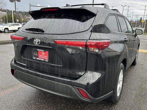Certified 2023 Toyota Highlander L image 5