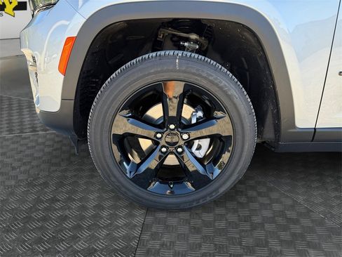 New 2025 Jeep Grand Cherokee Altitude image 14