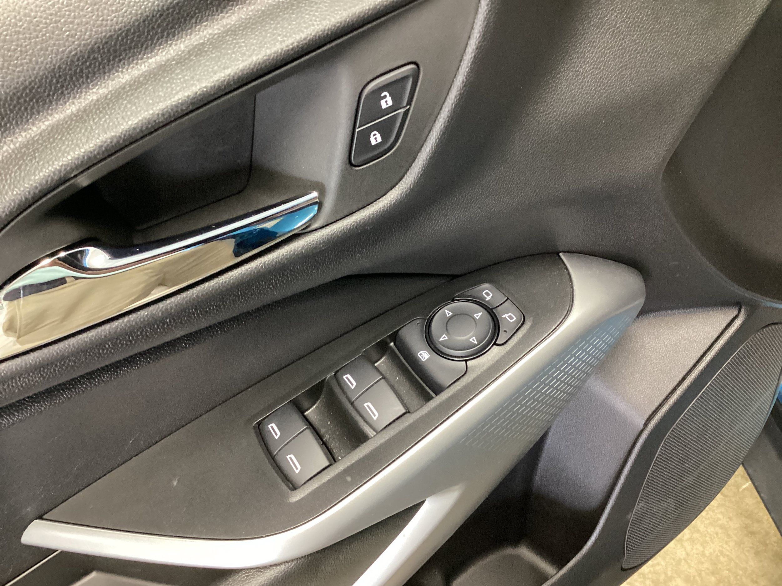 Used 2025 Chevrolet Trax RS FWD image 11