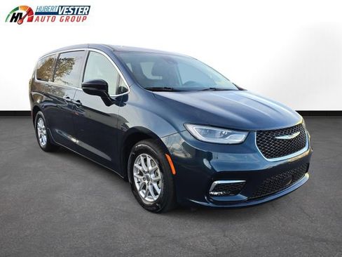 Used 2024 Chrysler Pacifica Touring-L FWD image 4