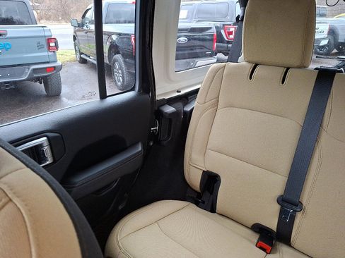 Used 2021 Jeep Wrangler Unlimited Sahara image 18