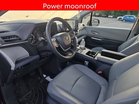 Used 2023 Toyota Sienna XLE w/ XLE Plus Package FWD image 7