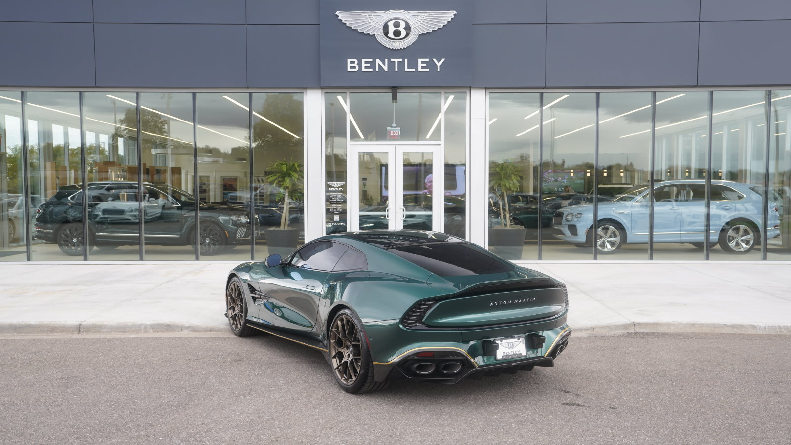 Used 2025 Aston Martin Vanquish RWD image 8