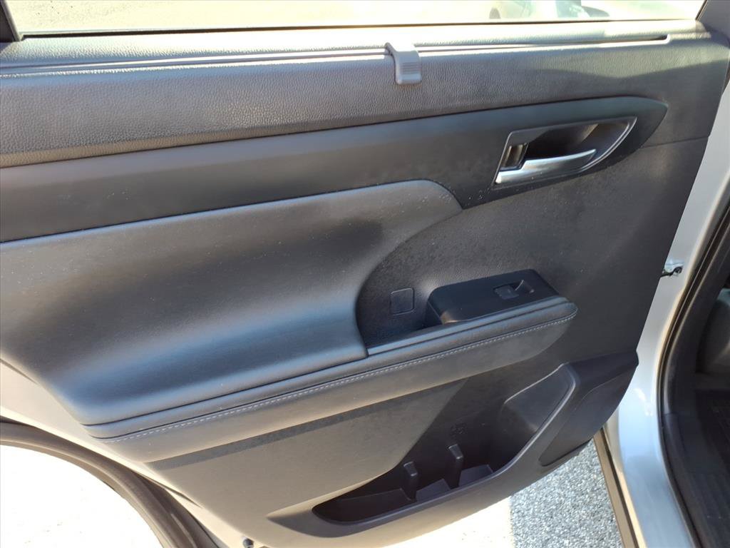 Used 2024 Toyota Highlander XLE AWD/4WD image 21