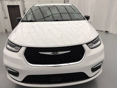 Used 2025 Chrysler Pacifica Select FWD image 2