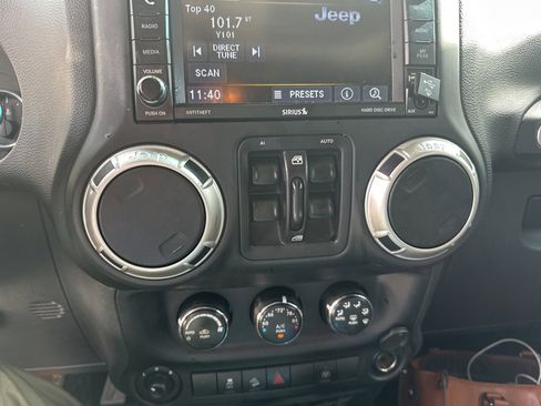 Used 2016 Jeep Wrangler Unlimited Rubicon w/ Connectivity Group image 9