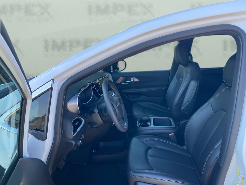 Used 2026 Chrysler Pacifica Select FWD image 9