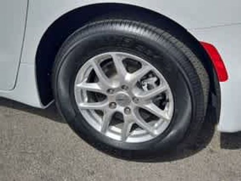 Used 2024 Chrysler Pacifica Touring-L FWD image 19