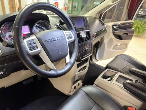 Used 2016 Chrysler Town & Country Touring-L image 16