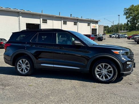 Used 2023 Ford Explorer XLT w/ Equipment Group 202A AWD/4WD image 2