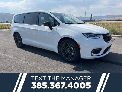 New 2026 Chrysler Pacifica Select