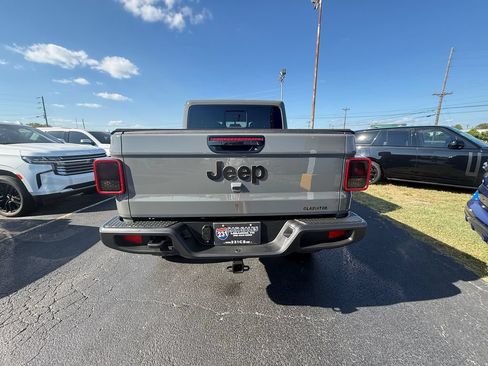 Used 2020 Jeep Gladiator Overland AWD/4WD image 4