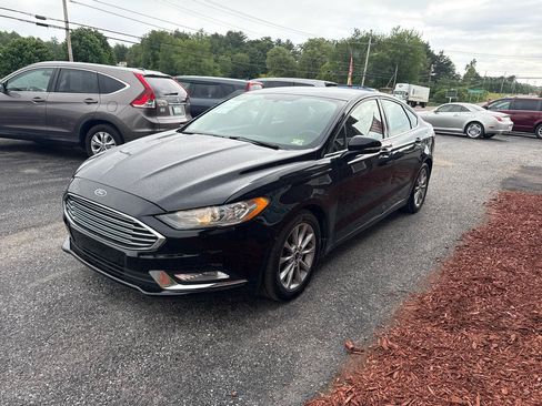 Used 2017 Ford Fusion SE w/ Fusion SE Technology Package FWD image 3