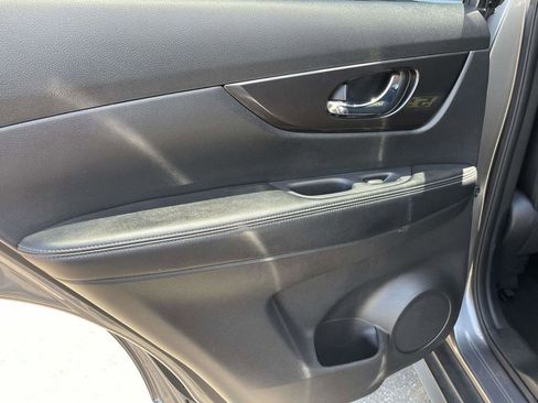 Used 2020 Nissan Rogue SV FWD image 11