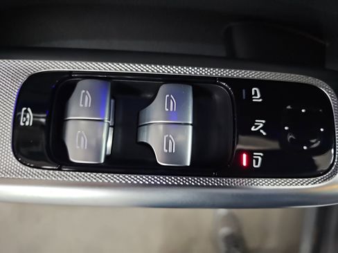 Certified 2025 Mercedes-Benz GLC 300 image 31