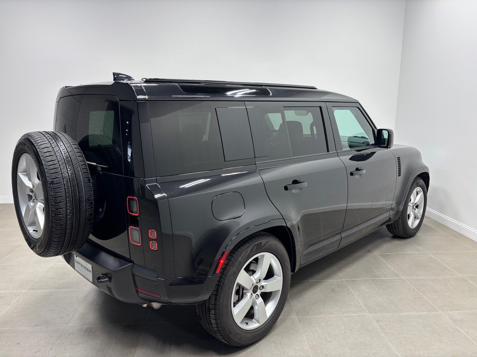 Used 2026 Land Rover Defender 110 X-Dynamic SE AWD/4WD image 6