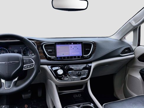 Used 2023 Chrysler Pacifica Limited FWD image 16