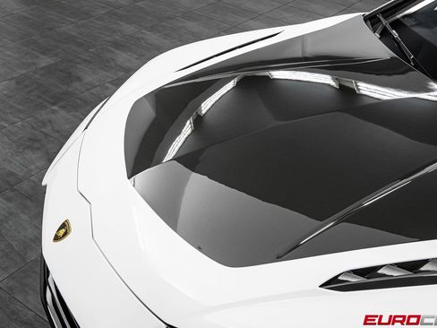Used 2024 Lamborghini Urus Performante AWD/4WD image 9