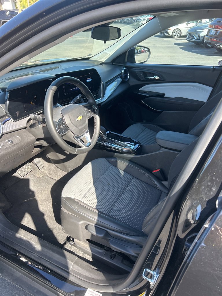 Used 2025 Chevrolet Trax LT w/ LT Convenience Package FWD image 8