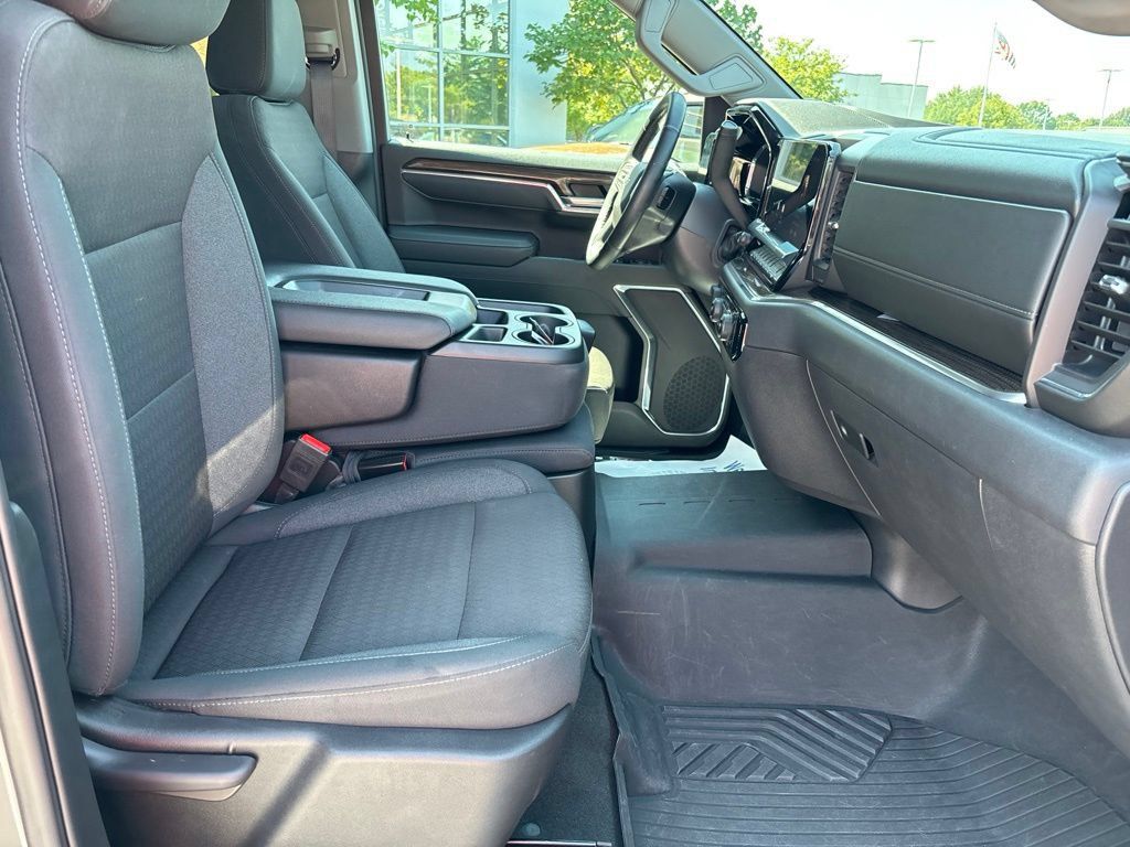 Used 2025 Chevrolet Silverado 1500 LT Trail Boss w/ LPO, Dark Essentials Package AWD/4WD image 28