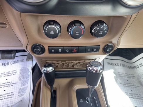 Used 2017 Jeep Wrangler Unlimited Sahara w/ Connectivity Group AWD/4WD image 17