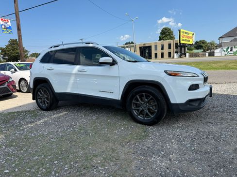 Used 2016 Jeep Cherokee Latitude w/ Cold Weather Group image 4