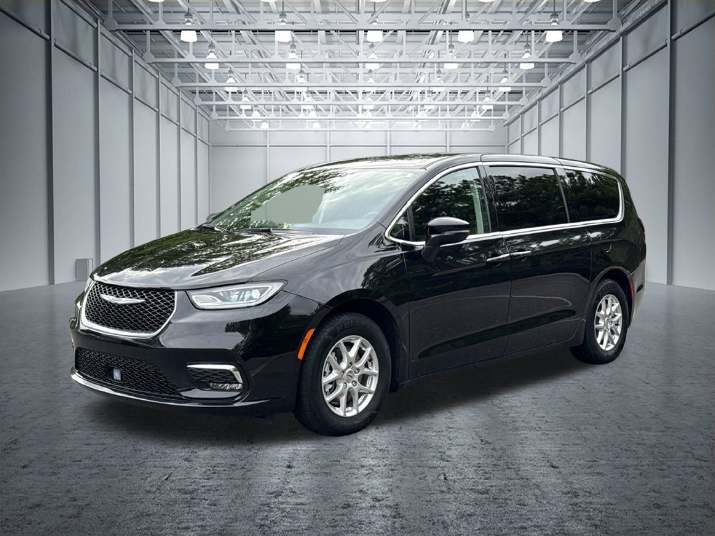Used 2024 Chrysler Pacifica Touring-L FWD image 3