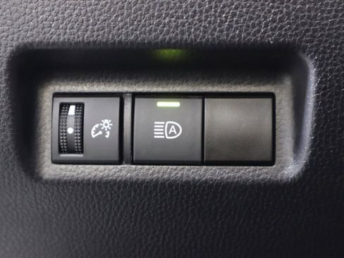 Used 2021 Toyota RAV4 LE AWD/4WD image 10
