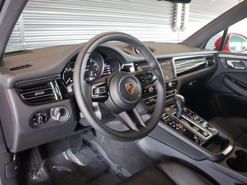 Used 2026 Porsche Macan image 4