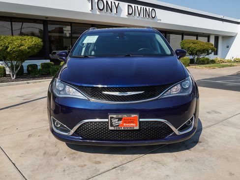 Used 2018 Chrysler Pacifica Touring-L FWD image 3