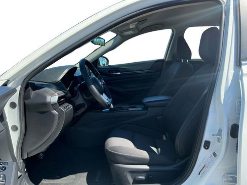 Used 2025 Nissan Altima 2.5 SV FWD image 14