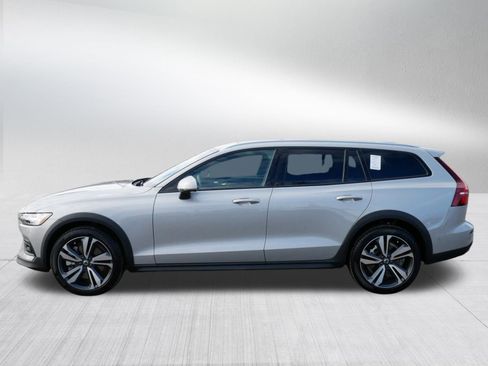 Used 2025 Volvo V60 B5 Cross Country Plus image 4